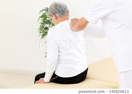 Acupuncturists and osteopaths who perform treatments at clinics Acupuncturists and osteopaths who perform treatments at clinics 140820613