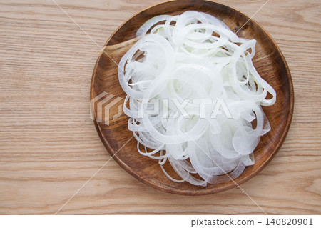 Sliced new onions Sliced new onions 140820901