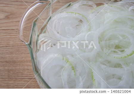 Sliced onions soaked in water Sliced onions soaked in water 140821004