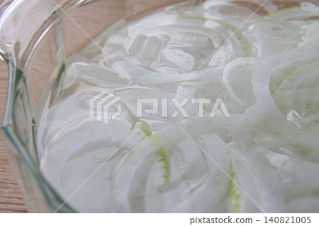 切片洋蔥浸泡在水中 140821005
