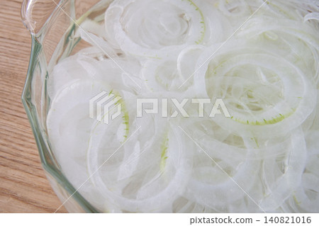 Sliced onions soaked in water Sliced onions soaked in water 140821016
