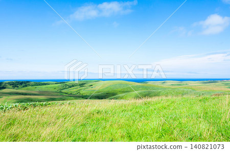 在一個清爽的夏日,從北海道稚內市宗谷山上可以欣賞到壯麗的景色。 在一個清爽的夏日,從北海道稚內市宗谷山上可以欣賞到壯麗的景色。 140821073