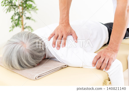 在診所進行治療的針灸師和整骨師 在診所進行治療的針灸師和整骨師 140821140