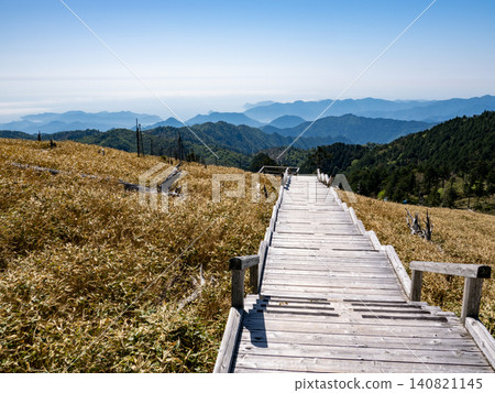 小台原柊峠的風景優美的木棧道 140821145