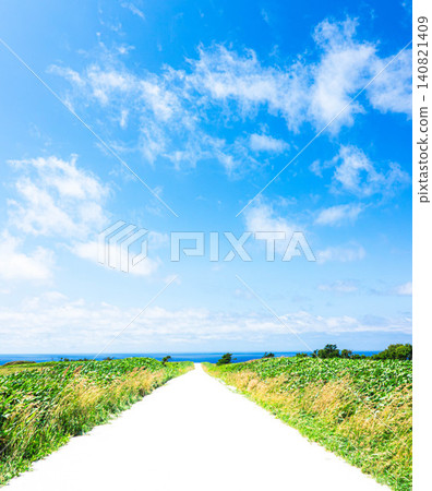 北海道稚內市宗谷丘陵,白色道路與藍色天空交相輝映,構成一幅清爽的夏日景象。 北海道稚內市宗谷丘陵,白色道路與藍色天空交相輝映,構成一幅清爽的夏日景象。 140821409