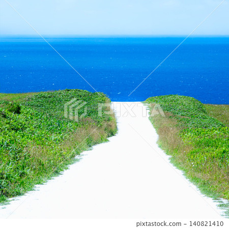 北海道稚內市宗谷丘陵,白色道路與藍色天空交相輝映,構成一幅清爽的夏日景象。 北海道稚內市宗谷丘陵,白色道路與藍色天空交相輝映,構成一幅清爽的夏日景象。 140821410