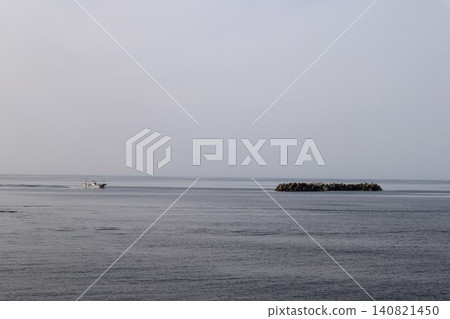 日本海域以及遠處船隻的景色 日本海域以及遠處船隻的景色 140821450