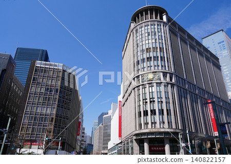 從三越總店眺望日本橋北十字路口,可以看到蔚藍的天空。 從三越總店眺望日本橋北十字路口,可以看到蔚藍的天空。 140822157