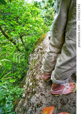 登山者穿著草鞋，走在三德山的山路上，站在懸崖邊。 140822342