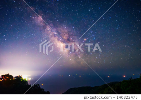 銀河和流星劃過海洋,船隻在海上航行。 銀河和流星劃過海洋,船隻在海上航行。 140822473
