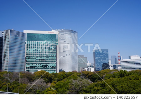 晴空萬裡下的汐留天際線 140822657