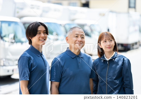 一名快遞公司員工抬頭望向天空。 一名快遞公司員工抬頭望向天空。 140823201