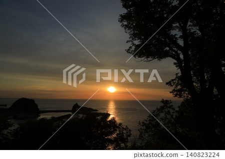 A beautiful sunset view of the Sea of Okhotsk from Shiretoko's Sunset Hill at dusk. 140823224