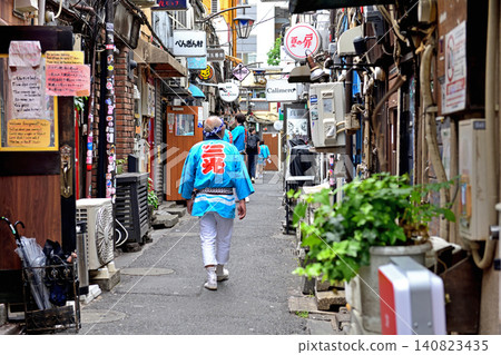 節慶期間的新宿黃金街,外國遊客絡繹不絕。 節慶期間的新宿黃金街,外國遊客絡繹不絕。 140823435