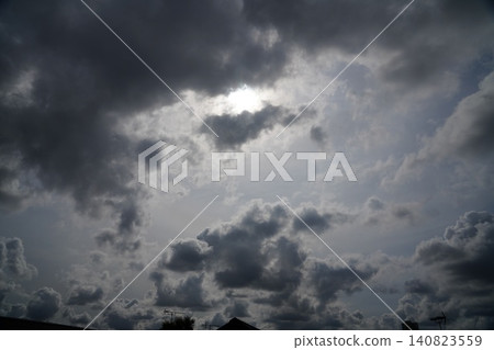 烏雲密布……似乎有什麼事情要發生了。 烏雲密布……似乎有什麼事情要發生了。 140823559