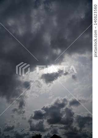烏雲密布……似乎有什麼事情要發生了。 烏雲密布……似乎有什麼事情要發生了。 140823560