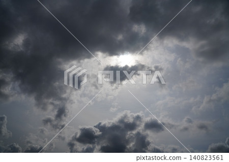 烏雲密布……似乎有什麼事情要發生了。 烏雲密布……似乎有什麼事情要發生了。 140823561