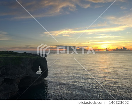 The golden sunset over Elephant's Trunk Rock at Manzamo Cape in Okinawa The golden sunset over Elephant's Trunk Rock at Manzamo Cape in Okinawa 140823602