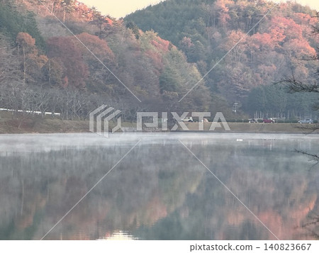 Lakeside autumn leaves Lakeside autumn leaves 140823667