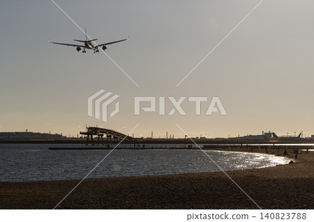 飛機在羽田機場B跑道降落 飛機在羽田機場B跑道降落 140823788