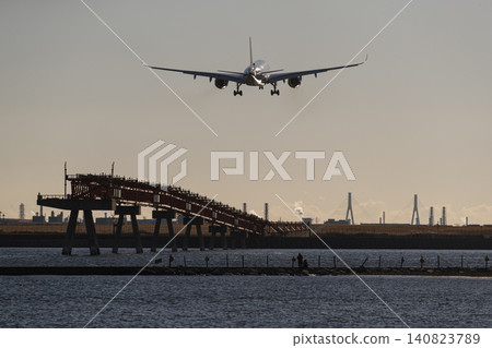 飛機在羽田機場B跑道降落 飛機在羽田機場B跑道降落 140823789