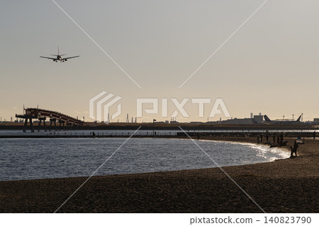 飛機在羽田機場B跑道降落 飛機在羽田機場B跑道降落 140823790