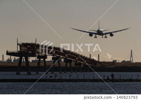 飛機在羽田機場B跑道降落 飛機在羽田機場B跑道降落 140823793