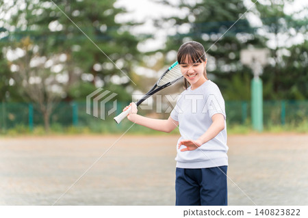 小學、國中和高中女生穿著運動服在校園或操場上打網球 小學、國中和高中女生穿著運動服在校園或操場上打網球 140823822