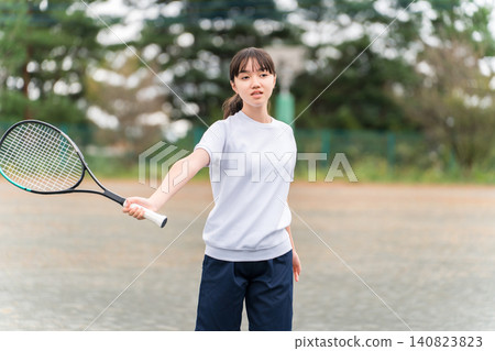 小學、國中和高中女生穿著運動服在校園或操場上打網球 小學、國中和高中女生穿著運動服在校園或操場上打網球 140823823