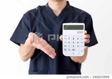 身穿藏藍色手術服、手持白色計算器的中年男醫生。 身穿藏藍色手術服、手持白色計算器的中年男醫生。 140823999