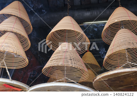 香港寺廟中常見的懸掛在天花板上的螺旋狀香燭。 香港寺廟中常見的懸掛在天花板上的螺旋狀香燭。 140824122