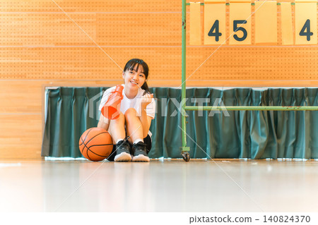 學校俱樂部活動、女生為籃球俱樂部加油、體育節、班級比賽、錦標賽、比賽 140824370