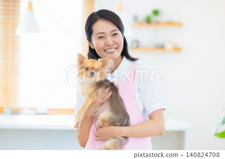 Pet sitter - Portrait of a Chihuahua and a pet sitter Pet sitter - Portrait of a Chihuahua and a pet sitter 140824708