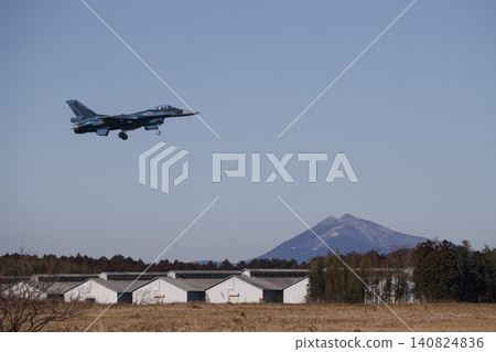 Snow-covered F-2 fighter jet Snow-covered F-2 fighter jet 140824836