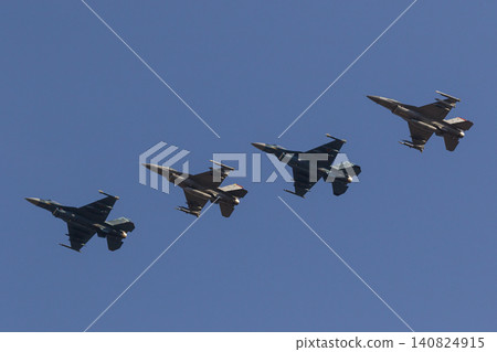 美國空軍F-16戰鬥機與日本航空自衛隊F-2戰鬥機的編隊飛行。 美國空軍F-16戰鬥機與日本航空自衛隊F-2戰鬥機的編隊飛行。 140824915