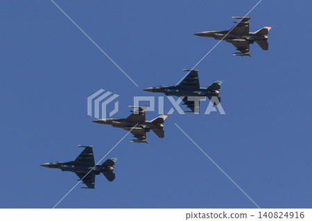 美國空軍F-16戰鬥機與日本航空自衛隊F-2戰鬥機的編隊飛行。 美國空軍F-16戰鬥機與日本航空自衛隊F-2戰鬥機的編隊飛行。 140824916