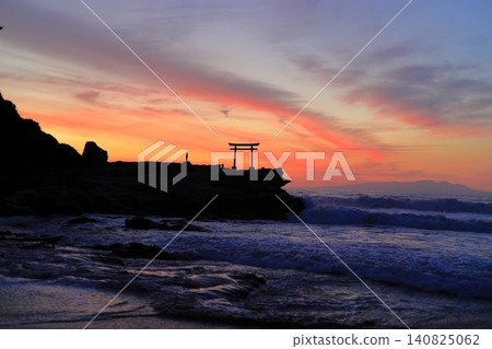 Sunrise over Ohama Beach in Shirahama, Izu Sunrise over Ohama Beach in Shirahama, Izu 140825062