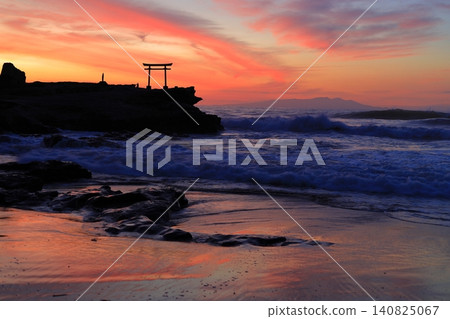 Sunrise over Ohama Beach in Shirahama, Izu Sunrise over Ohama Beach in Shirahama, Izu 140825067