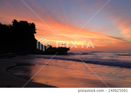 Sunrise over Ohama Beach in Shirahama, Izu Sunrise over Ohama Beach in Shirahama, Izu 140825081