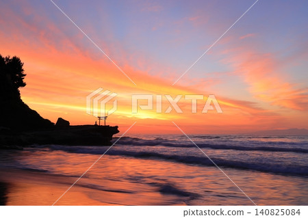 Sunrise over Ohama Beach in Shirahama, Izu Sunrise over Ohama Beach in Shirahama, Izu 140825084