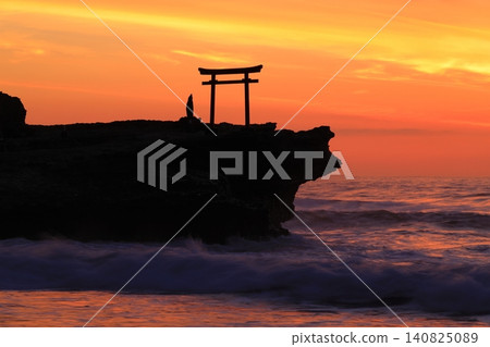 Sunrise over Ohama Beach in Shirahama, Izu Sunrise over Ohama Beach in Shirahama, Izu 140825089