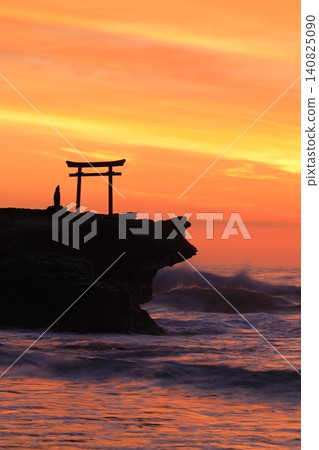Sunrise over Ohama Beach in Shirahama, Izu Sunrise over Ohama Beach in Shirahama, Izu 140825090