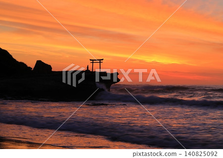 Sunrise over Ohama Beach in Shirahama, Izu Sunrise over Ohama Beach in Shirahama, Izu 140825092