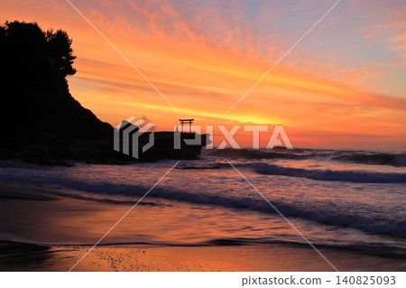 Sunrise over Ohama Beach in Shirahama, Izu Sunrise over Ohama Beach in Shirahama, Izu 140825093