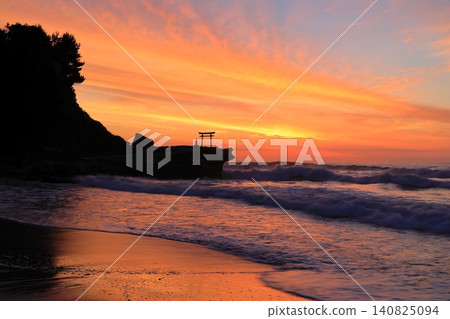 伊豆白濱大濱海灘的日出 伊豆白濱大濱海灘的日出 140825094