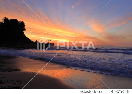 Sunrise over Ohama Beach in Shirahama, Izu Sunrise over Ohama Beach in Shirahama, Izu 140825096