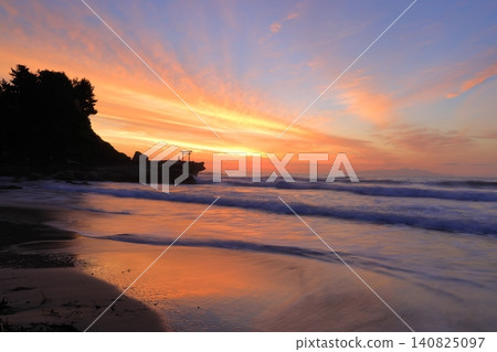伊豆白濱大濱海灘的日出 伊豆白濱大濱海灘的日出 140825097