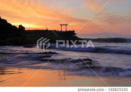 Sunrise over Ohama Beach in Shirahama, Izu Sunrise over Ohama Beach in Shirahama, Izu 140825103