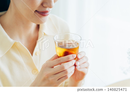 年輕女子在家喝大麥茶時的雙手。 140825471