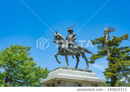 藍天與伊達政宗騎馬雕像。 藍天與伊達政宗騎馬雕像。 140825511